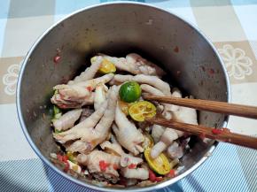 尝下咸淡，加入适量生抽和醋。我又加了3个小青桔。