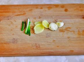 葱姜蒜去皮切好。