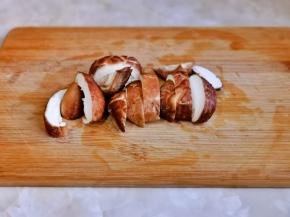 香菇洗净切片。