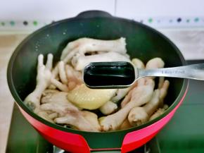 加入红烧酱油。