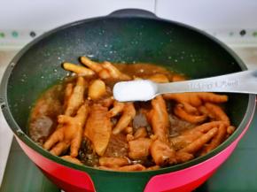 按个人口味加入盐煮2分钟。