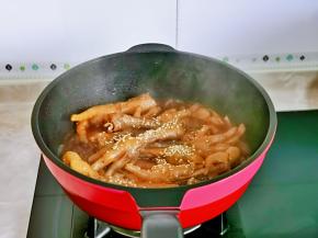 大火收汁至浓郁，撒上熟白芝麻，关火出锅。