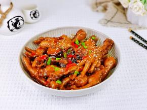 盛出装盘，撒上红绿辣椒。