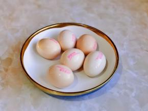 鸡蛋冷水冲洗干净。