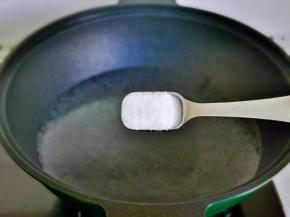 锅中加水烧开，加入盐再次烧开。