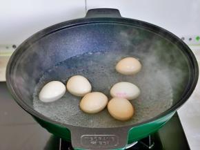 放入鸡蛋，中火煮6分钟左右。（如果喜欢吃溏心蛋就6分钟，喜欢吃熟的就7-8分钟）
