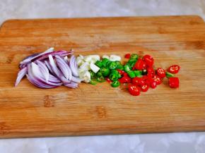 洋葱大蒜去皮切好，红绿辣椒切段。