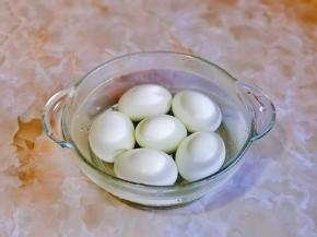 在水中剥掉蛋皮。