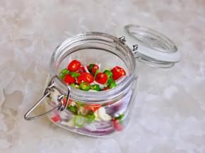 切好的配料放入密封罐中。