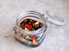 再加入酱油，凉白开水，蜂蜜搅拌均匀。