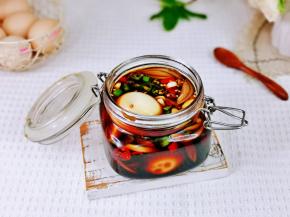 再加入剥皮的鸡蛋。