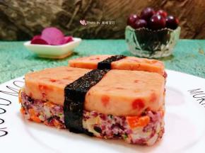 午餐肉时蔬双米堡就大功告成了