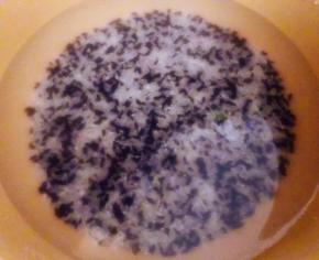 添加适量清水放入电饭煲开始煲饭