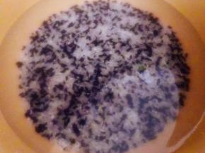 添加适量清水放入电饭煲开始煲饭