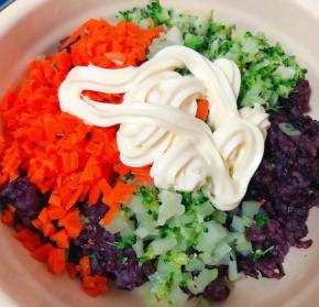 西兰花和胡萝卜切成小粒加入适量沙拉酱