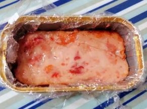 煎好的午餐肉盖在时蔬双米饭整理好