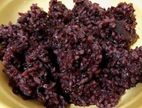 双米饭趁热放入糖、米醋、盐拌匀