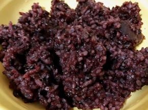 双米饭趁热放入糖、米醋、盐拌匀