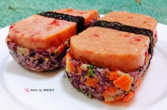 海苔条围着午餐肉和时蔬双米饭中间包好