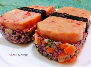 海苔条围着午餐肉和时蔬双米饭中间包好
