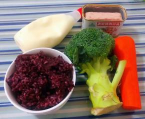 准备原材料双米饭、西兰花、胡萝卜、午餐肉、沙拉酱