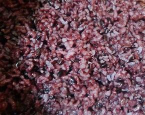 锅中倒入底油加热打入鸡蛋炒至八成熟