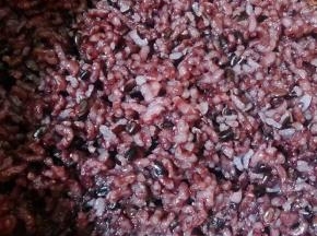 锅中倒入底油加热打入鸡蛋炒至八成熟