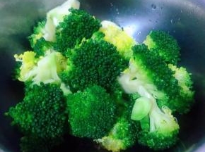 西兰花洗净割成小朵放入开水中焯水后立即放入冷水中过凉再沥干水份