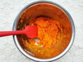 南瓜洗净去皮去瓤切小块大火蒸熟，压成泥，