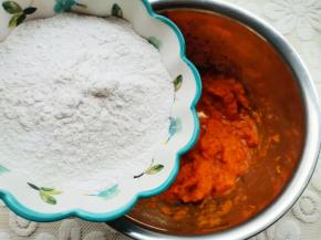 分多次加入糯米粉，