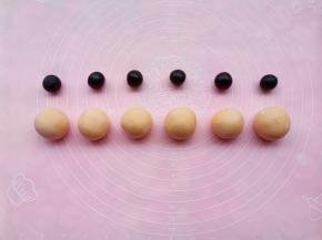 将面团分成6份揉圆后压扁，豆沙馅搓成6个圆球，