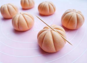 用牙签压出南瓜褶印，