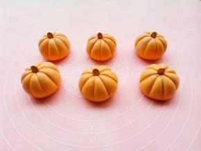 上面放一粒南瓜籽，