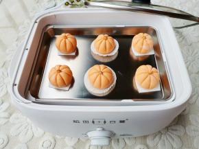 放入垫好油纸的盘中，