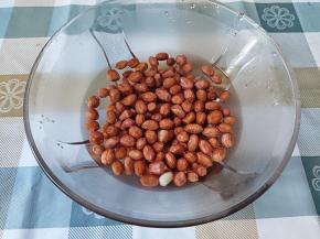 花生米用清水稍微清洗一下，洗去表面的灰尘。然后滤掉水。