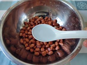 加半汤匙白酒。这个是以前我妈炸花生米时，喜欢加一点白酒，说炸出来的花生更香酥。实在没有，不加也行，感觉也不会有很大影响。