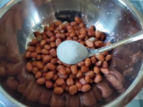 再加1小勺盐。花生烤好后感觉有点咸了，可以根据自己的口味适当减一点盐。