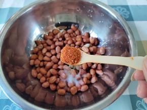 加一点辣椒粉。最后只是有一点微微的辣味，不辣的，有这个会更好吃一点。