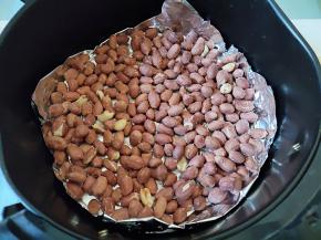 5分钟后，将炸篮取出，晃动几下，用筷子将所有花生米翻动一下，这样花生才会烤得均匀。然后再烤3-5分钟，数量多就多烤一会。注意，时间不要太久，防止烤糊了。