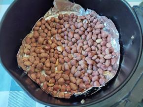 这是最后烤好的样子，只要锡纸上是干爽的，没有水分，花生表面的皮大部分爆开，就基本差不多了。不过花生米热的时候还是潮潮的，要全部凉透了，花生米才是酥脆的。