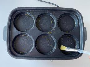 多功能锅用六圆盘，预热好后，刷一层植物油。