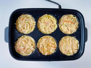 把拌好的的食材填入圆盘用中火煎制。