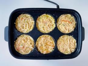 把拌好的的食材填入圆盘用中火煎制。