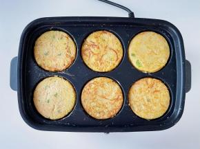 底部煎至定型后，翻面，两面都煎成金黄即可。