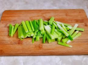 萝卜去皮洗净切条。