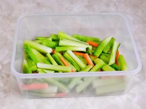 戴上手套抓拌均匀，腌制30分钟。