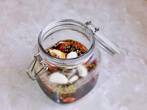 利用这时间准备腌汁，酱油，水，白砂糖，熟白芝麻搅拌均匀，放入洋葱，蒜（去皮）辣椒。