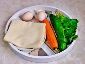 准备食材，香菜洗净，大蒜去皮切碎。