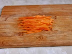 胡萝卜去皮洗净切丝。