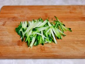 黄瓜洗净切丝。